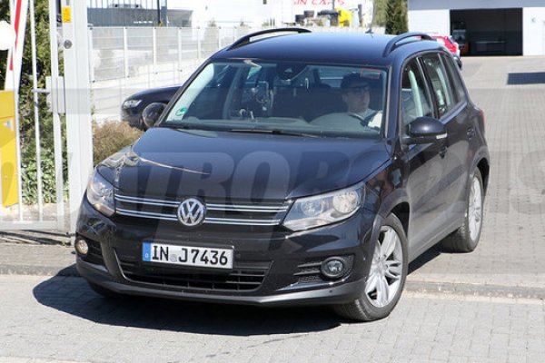 FLAGRA: MULA DO AUDI Q1 CIRCULA EM TESTES