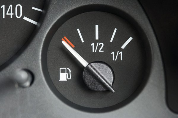 ENTENDA PORQUE NUNCA DEVE DIRIGIR COM A RESERVA DE COMBUSTÍVEL