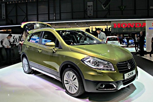 SUZUKI SX4 RENOVADO É APRESENTADO NO SALÃO DE GENEBRA