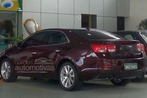 CHEVROLET MALIBU 2013 É FLAGRADO POR DOIS LEITORES