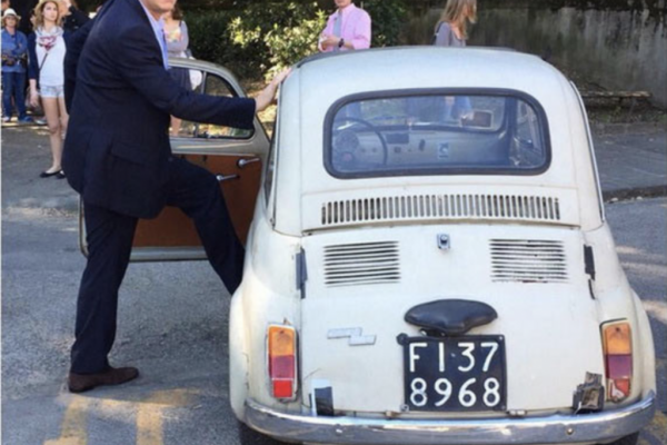 POLONESA FAZ VAQUINHA PARA DAR CLÁSSICO SOVIÉTICO PARA TOM HANKS