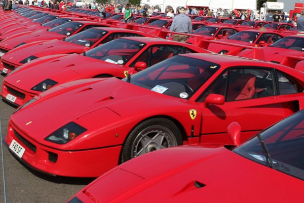 Parada bate recorde com 60 Ferrari F40