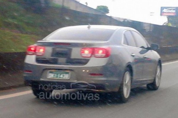 Novo Chevrolet Malibu é flagrado em testes no Brasil