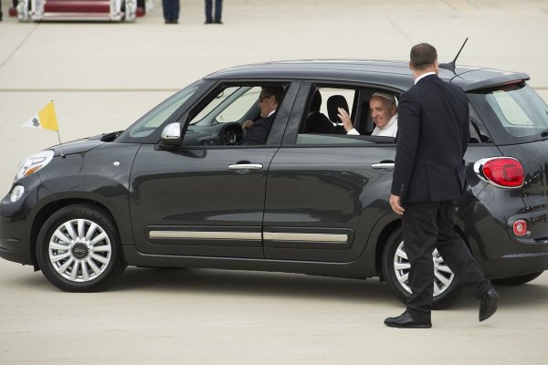 FIAT 500L USADO POR PAPA FRANCISCO É LEILOADO POR US$ 82 MIL