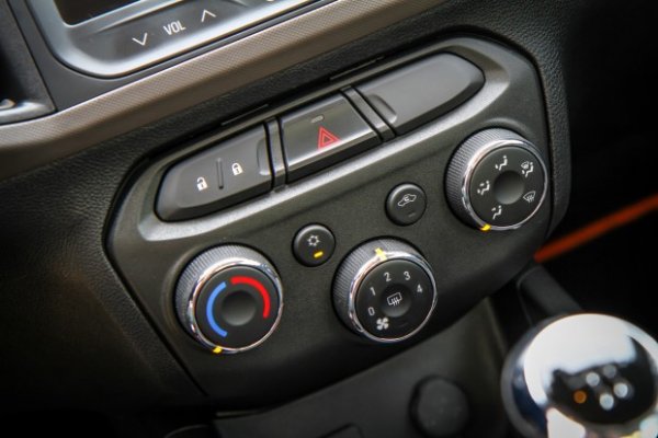 CHEVROLET ONIX GANHA AR-CONDICIONADO EM TODAS AS VERSÕES, MAS FICA MAIS CARO