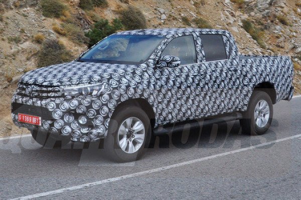NOVA HILUX É FLAGRADA NA EUROPA