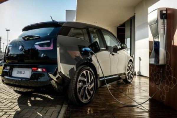 BMW LANÇA CARRO QUE PODERÁ SER RECARREGADO EM CASA