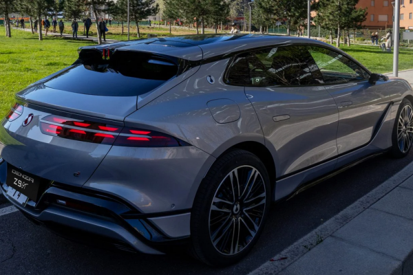 Novo carro elétrico chinês de luxo rompe barreira dos 1.000 km por carga