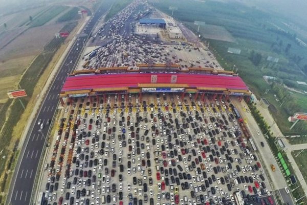 VOLTA DE FERIADO CAUSA ENGARRAFAMENTO DE CINCO DIAS NA CHINA
