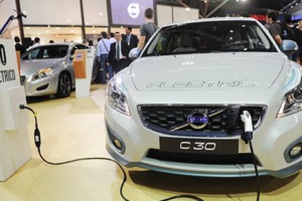 Volvo testa sistema que abastece carro elétrico em menos de 2 horas