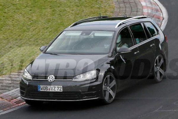 VOLKSWAGEN TESTA GOLF R WAGON EM NURBURGRING