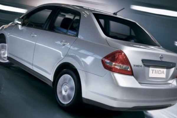 Tiida sedã automático chegará no 2º semestre