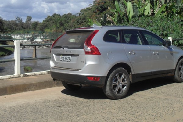 Volvo XC60 T5: crossover sueco bom de briga