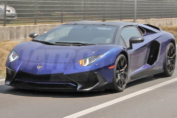 LAMBORGHINI AVENTADOR SV ROADSTER É FLAGRADA