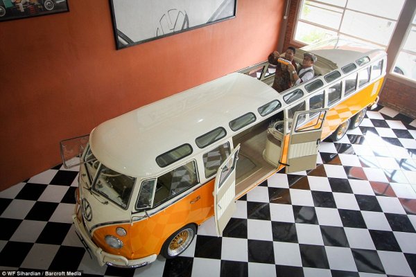 INDONÉSIO CRIA KOMBI COM CAPACIDADE PARA 20 PASSAGEIROS