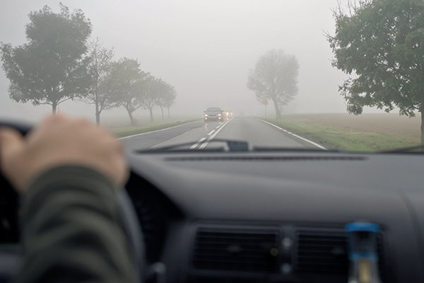 CONFIRA DICAS PARA DIRIGIR COM SEGURANÇA EM SITUAÇÕES DE NEBLINA