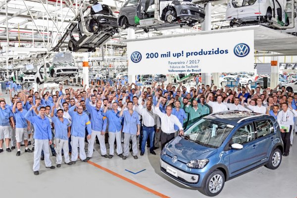 VOLKSWAGEN UP! CHEGA AOS 200 MIL FABRICADOS NO BRASIL