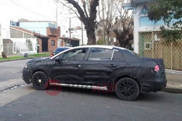 Sucessor do Citroën C4 Pallas é flagrado em teste na Argentina