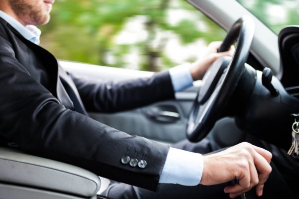 Cinco razões para nunca mais descer ladeira com o carro na "banguela"