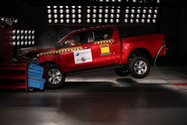 NOVA HILUX TEM COMPORTAMENTO EXEMPLAR E ALCANÇA 5 ESTRELAS