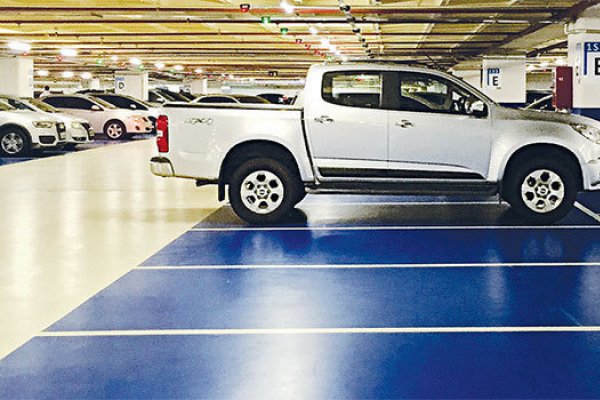 MUITO CARRO E POUCO ESPAÇO