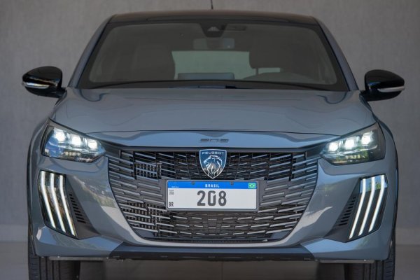 Peugeot 208 com sistema híbrido leve é flagrado a caminho da concessionária