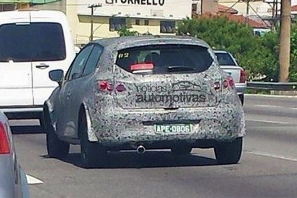 EXCLUSIVO: NOVO CLIO EUROPEU É FLAGRADO EM TESTES NO BRASIL