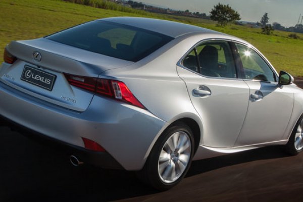 LEXUS LANÇA NOVO IS NO BRASIL