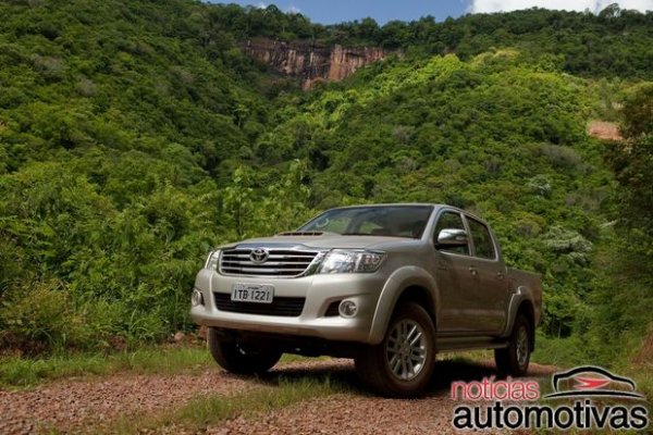 TOYOTA HILUX FLEX GANHA VERSÃO 4×4 COM CÂMBIO MANUAL POR R$ 90.090