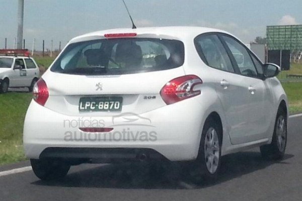 Peugeot 208 é flagrado em estrada paulista