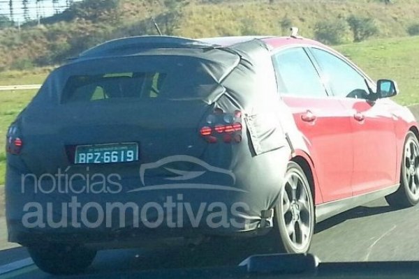 NOVO FORD FOCUS 2014 É FLAGRADO COM POUCA CAMUFLAGEM EM SÃO PAULO