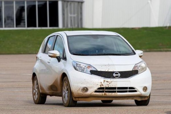 NISSAN TESTA PINTURA QUE REPELE LAMA, SUJEIRA E CHUVA