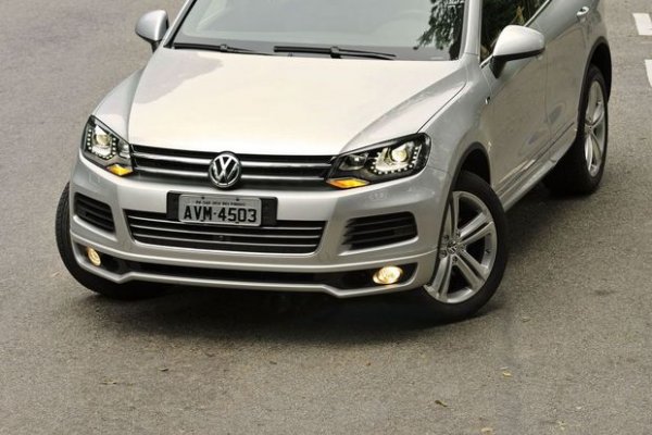 VOLKSWAGEN TOUAREG R-LINE TRAZ LUXO E BOA MECÂNICA, MAS ESBARRA NOS RIVAIS DAS MARCAS PREMIUM