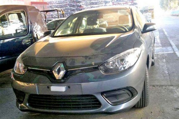 FLAGRA: NOVO FLUENCE, QUE ESTREIA NO SALÃO DO AUTOMÓVEL, É CLICADO NA FÁBRICA
