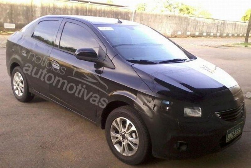 Chevrolet Onix Sedan é flagrado novamente e revela mais detalhes