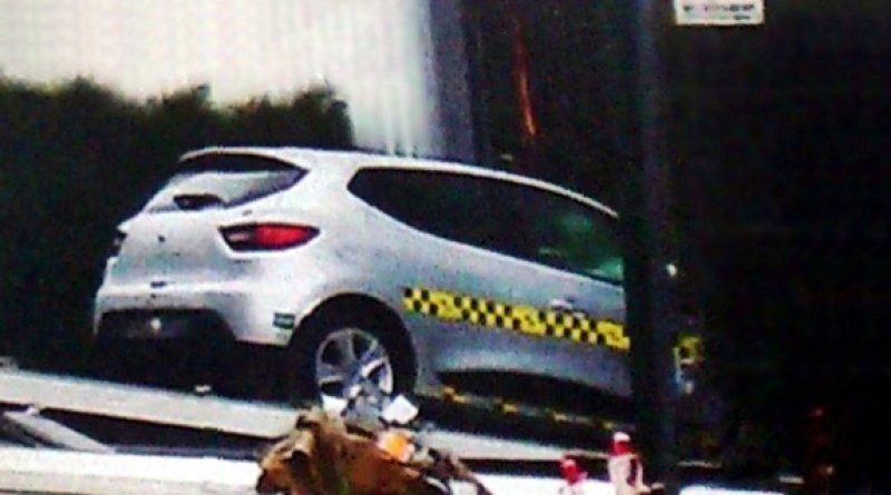 Nova geração do Clio é flagrada de traseira