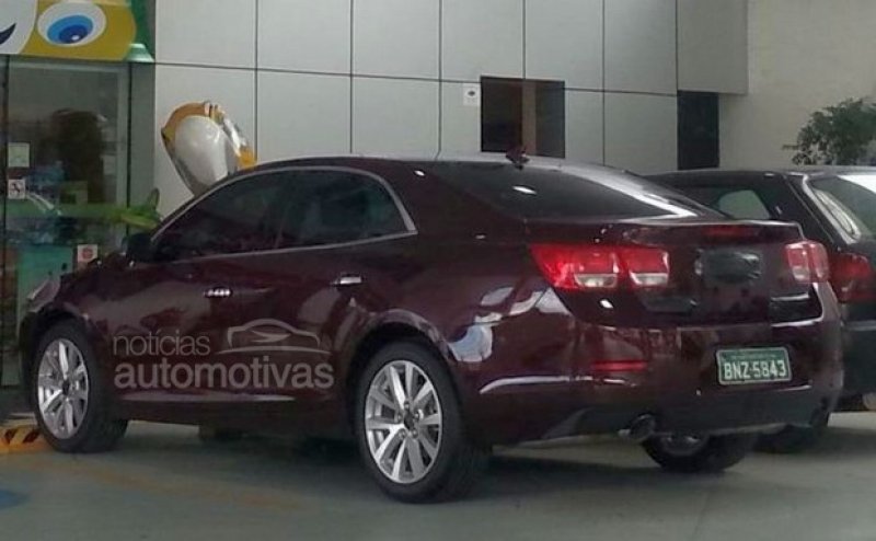 CHEVROLET MALIBU 2013 É FLAGRADO POR DOIS LEITORES