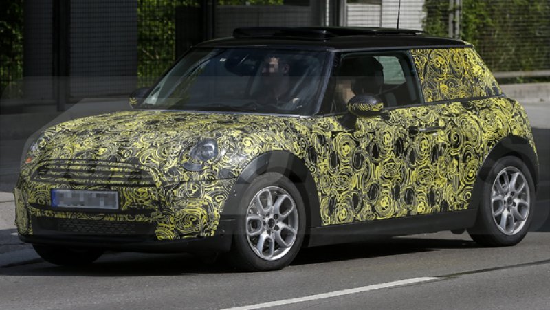 NOVO MINI COOPER É FLAGRADO EM TESTES NA EUROPA