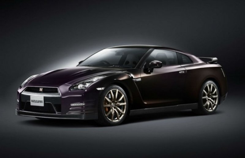 NISSAN LANÇA EDIÇÃO LIMITADA DO GT-R QUE MUDA DE COR