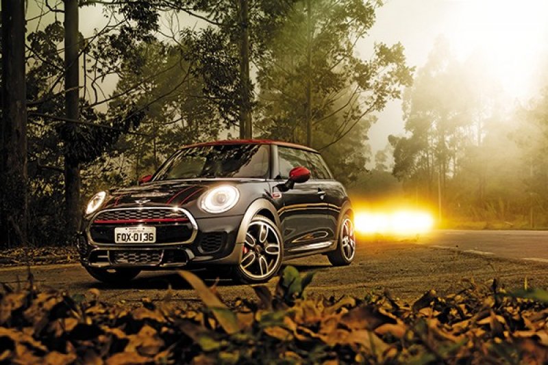 MINI JOHN COOPER WORKS: O BRAÇO É O LIMITE