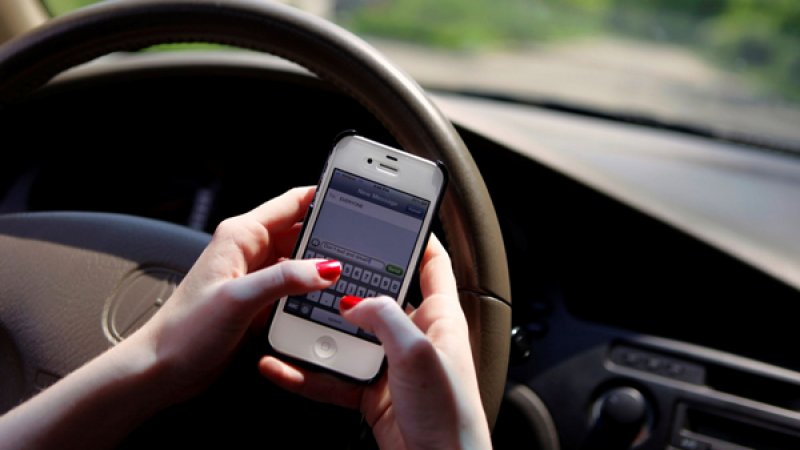 MULTA POR USAR CELULAR AO VOLANTE EM SP CRESCE 43% EM CINCO ANOS