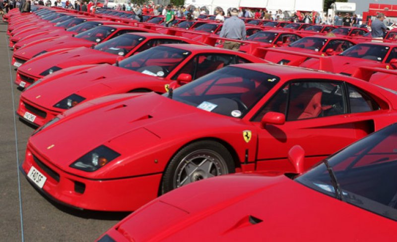 Parada bate recorde com 60 Ferrari F40
