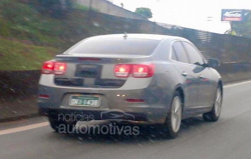 Novo Chevrolet Malibu é flagrado em testes no Brasil