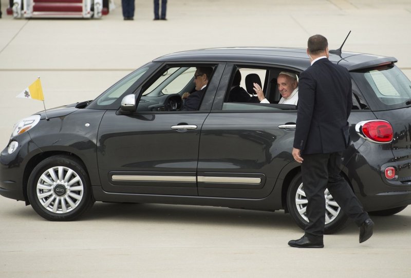FIAT 500L USADO POR PAPA FRANCISCO É LEILOADO POR US$ 82 MIL