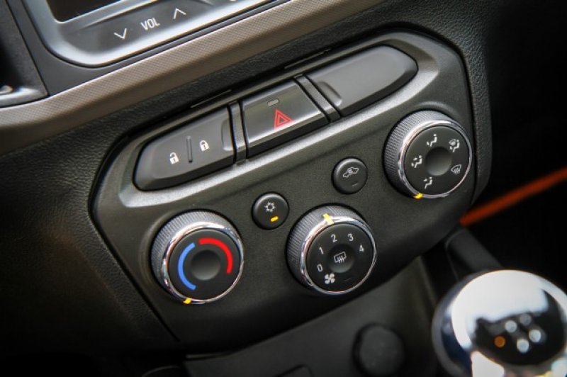 CHEVROLET ONIX GANHA AR-CONDICIONADO EM TODAS AS VERSÕES, MAS FICA MAIS CARO