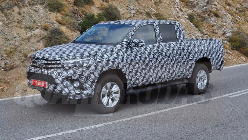 NOVA HILUX É FLAGRADA NA EUROPA