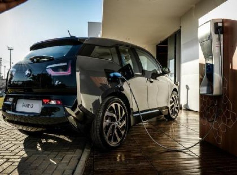 BMW LANÇA CARRO QUE PODERÁ SER RECARREGADO EM CASA