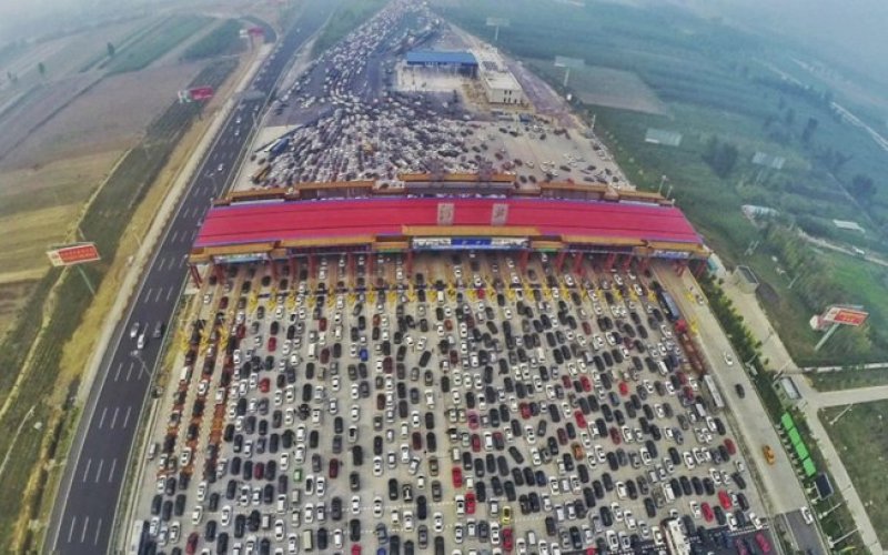 VOLTA DE FERIADO CAUSA ENGARRAFAMENTO DE CINCO DIAS NA CHINA