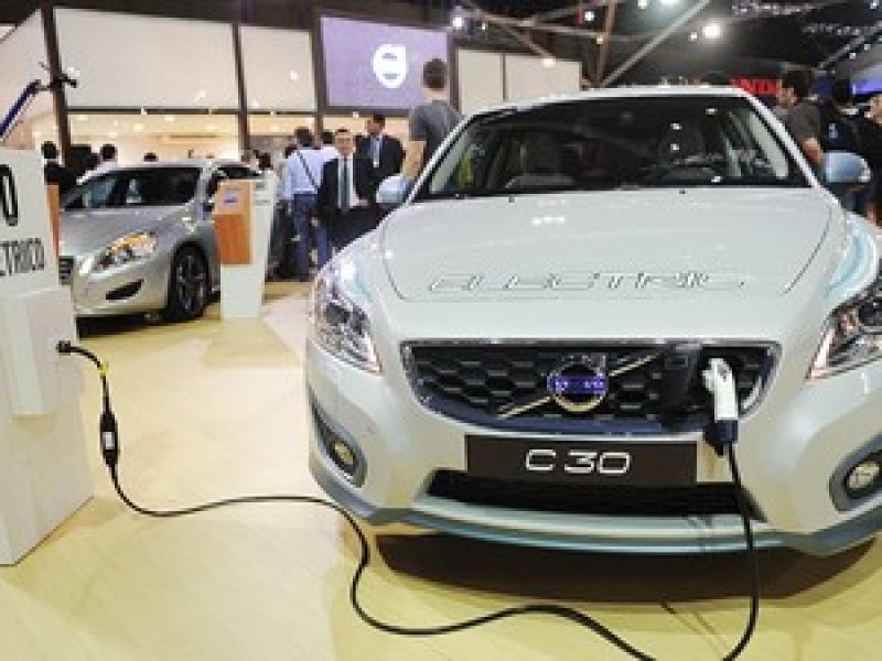 Volvo testa sistema que abastece carro elétrico em menos de 2 horas