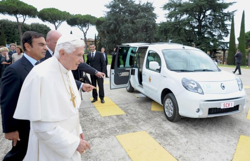 Brasileiro entrega papamóvel elétrico para Bento XVI